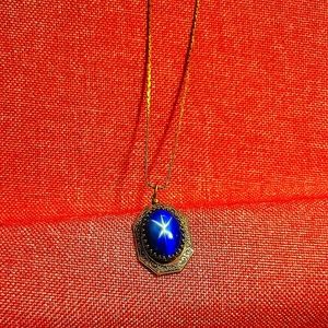 VINTAGE STAR SAPHIRE SET IN GOLD ETCHED OVAL CASING 18"